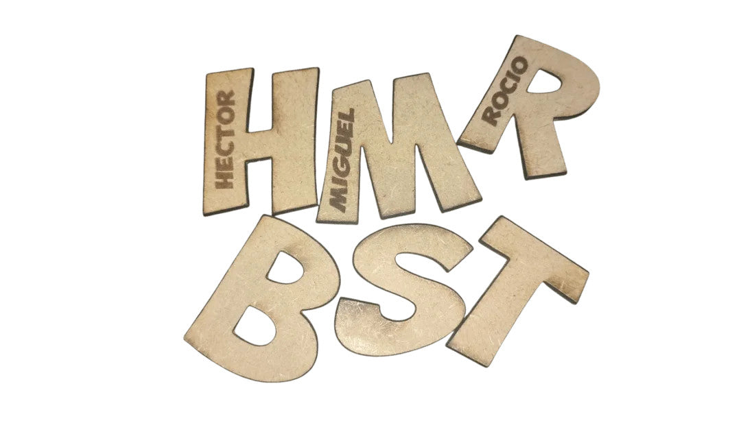 Marcasitios de madera personalizados con letras grabadas