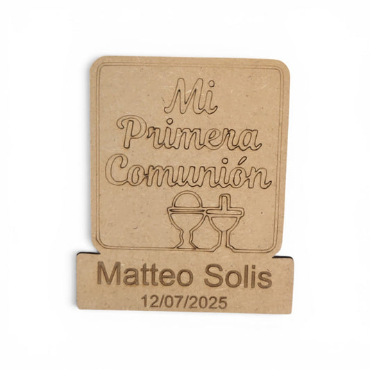 Marcasitios Primera Comunión personalizado madera MDF placa cuadrada con texto Mi Primera Comunión, cáliz y cruz grabados con láser