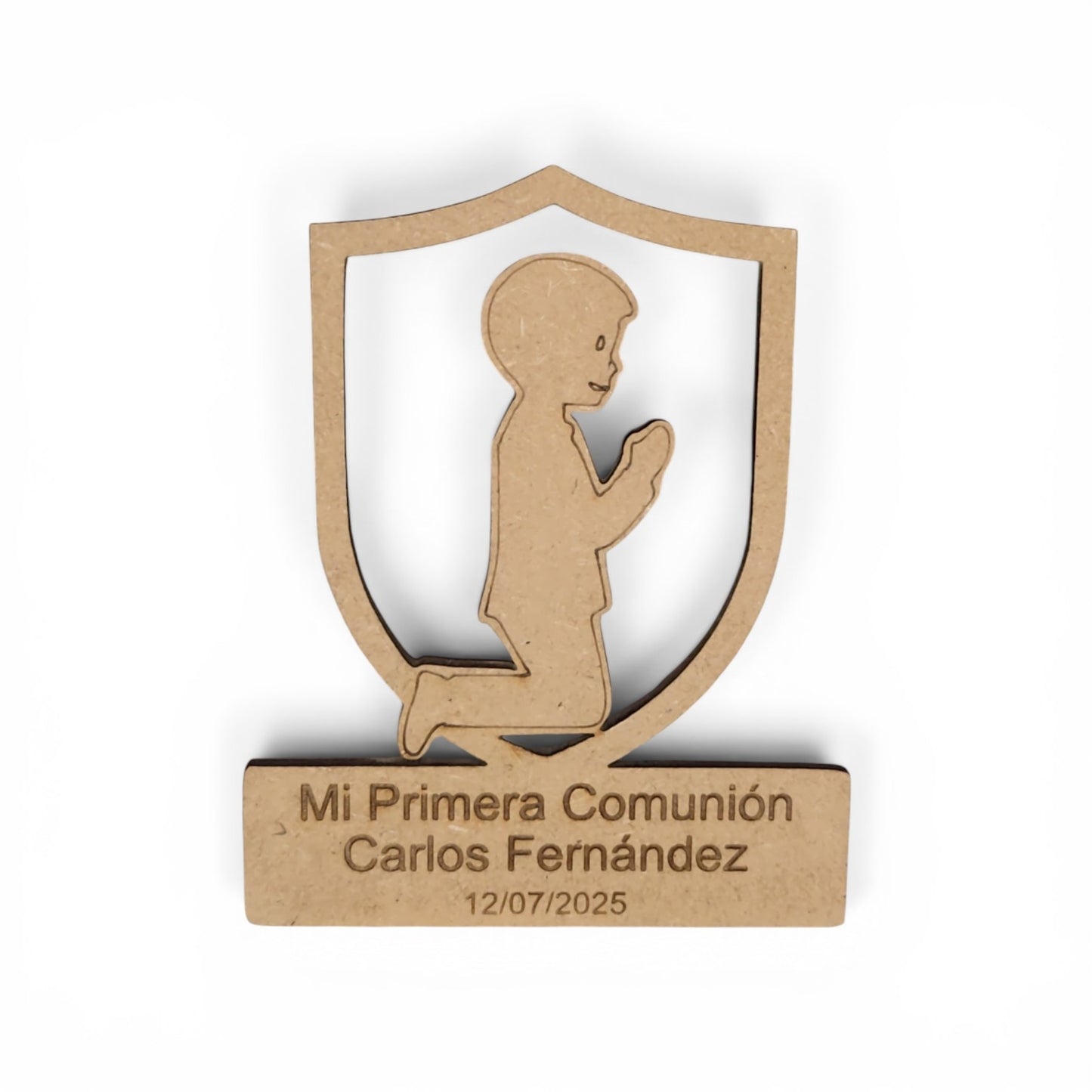 Marcasitios Primera Comunión personalizado madera MDF con silueta de niño rezando en marco de escudo