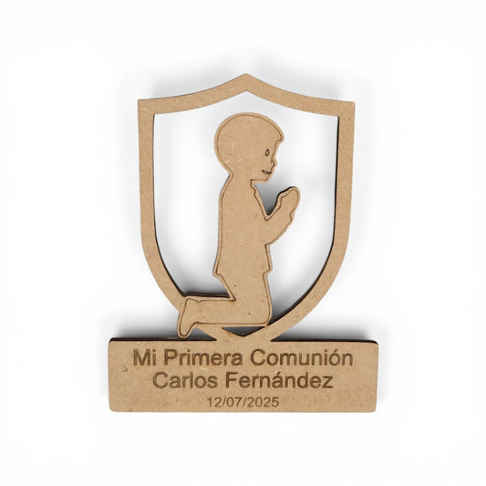 Marcasitios Primera Comunión personalizado madera MDF con silueta de niño rezando en marco de escudo
