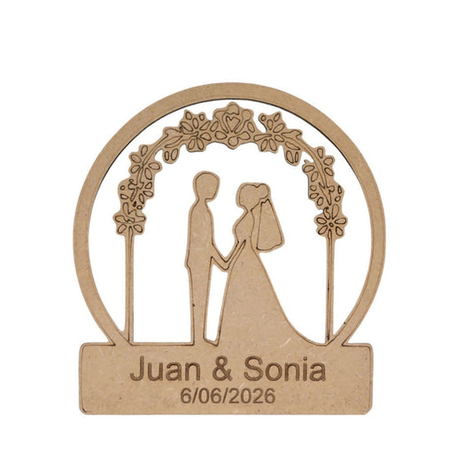 Marcasitios boda personalizado madera MDF con silueta de novios bajo arco circular de flores